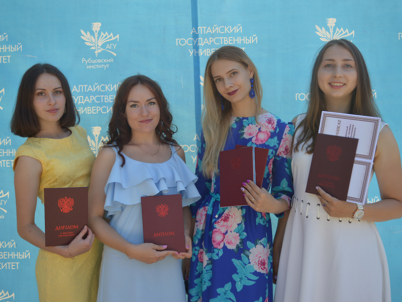 Выпускникам Рубцовского института вручили дипломы об образовании