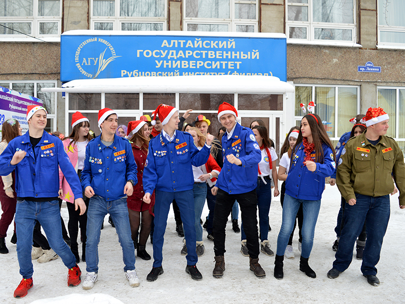 Студенты Рубцовского института готовят праздничный новогодний флешмоб