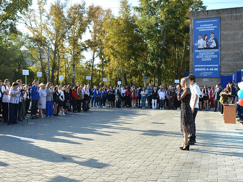 Более 400 первокурсников и родителей на торжественном праздновании Дня знаний в Рубцовском институте