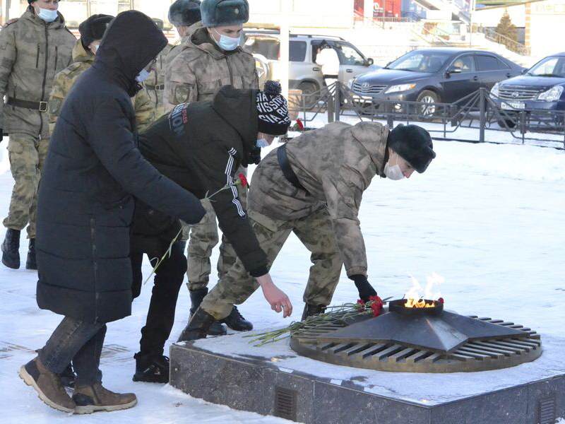 Студенты Рубцовского института возложили цветы и почтили память погибших в День Героев Отечества