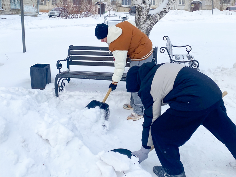 Студенты Рубцовского института (филиала) АлтГУ почтили память героев субботником у мемориала