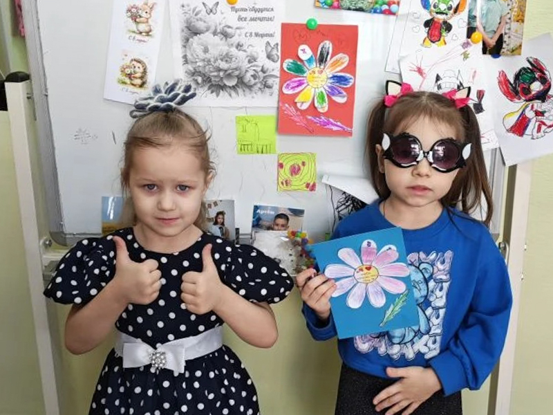 Студенты Детского Университета АлтГУ поздравили своих мам с 8 Марта и провели «воздушное» занятие!